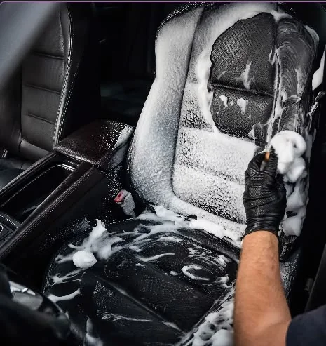 Asiento limpiado con espuma y cepillo